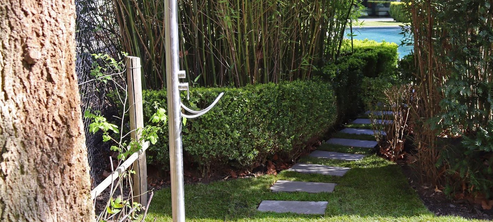 Betonnen stapstenen / terras / grasmatten en buitendouche