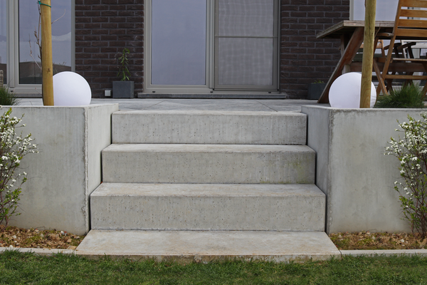 Op zoek naar een onderaannemer voor verschillende betonuitvoeringen in de tuin?